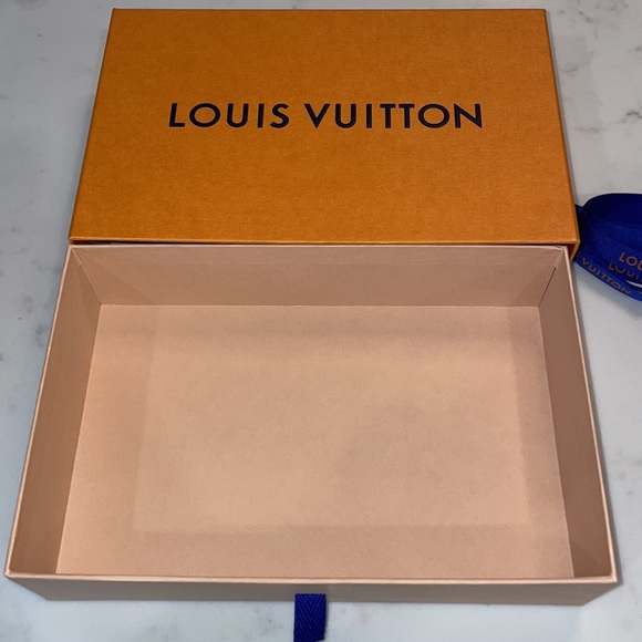 Louis Vuitton Box with ribbon and card - Picture 2 of 3